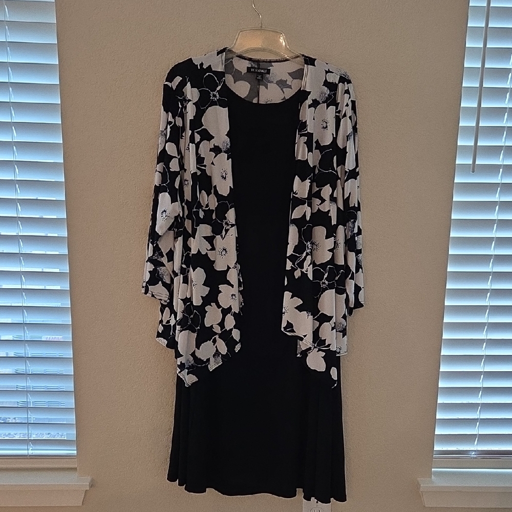 Roz & Ali Gray and White Patterned Top